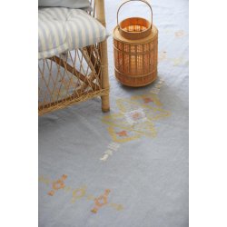 Gulvtppe lysebl med broderi