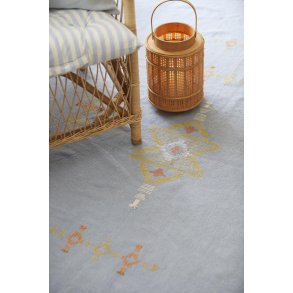 Gulvt�ppe lysebl� med broderi